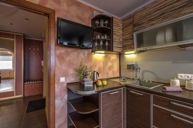 MINSK WIT RUSLAND AUGUSTUS 2021 Interieur van keuken in studio-appartementen met een geserveerde tafel met wijnfruit en kaarsen