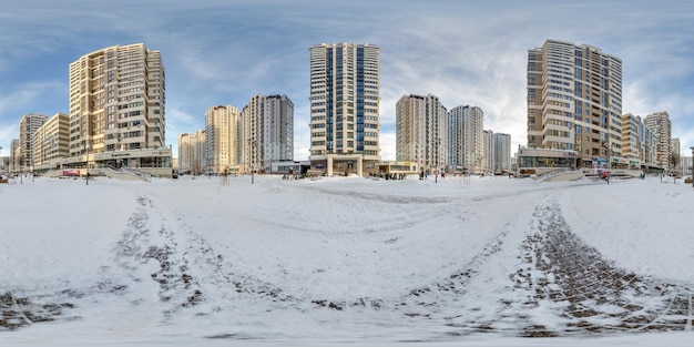 MINSK WIT-RUSLAND DECEMBER 2022 volledig naadloos bolvormig winterhdri-panorama 360 nabij wolkenkrabbergebouwen met meerdere verdiepingen van woonwijk met sneeuw in rechthoekige projectie