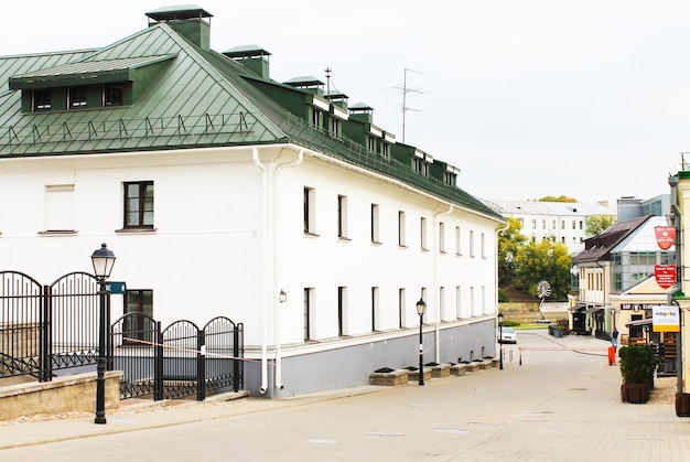 Minsk Wit-Rusland gezellige witte huizen met een groen dak in de bovenstad