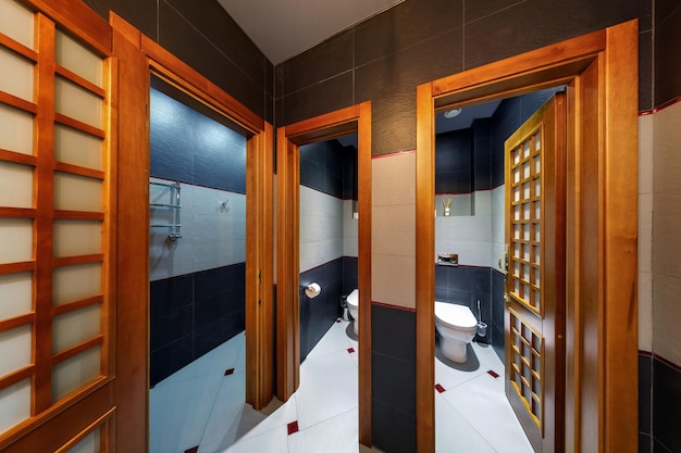 MINSK WIT-RUSLAND JANUARI 2017 interieur stijlvol toilet in modern openbaar toilet