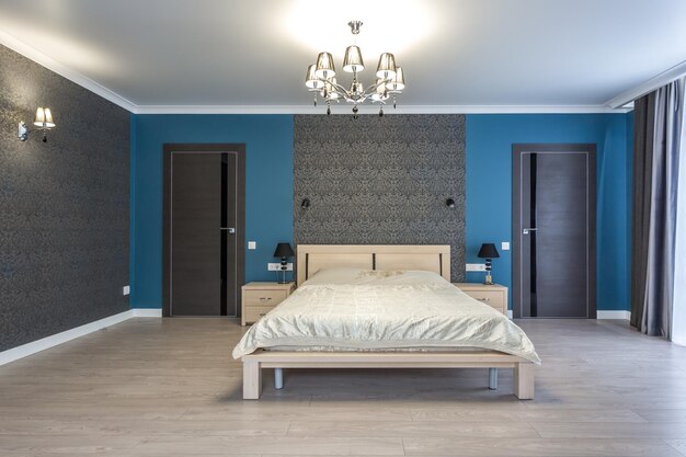 MINSK WIT-RUSLAND januari 2019 houten bed in het interieur van de moderne slaapkamer in een loft in dure appartementen