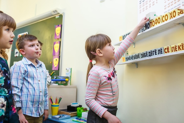 Foto minsk wit-rusland januari 2020 leerlingen in de klas voor de ontwikkeling van kinderen