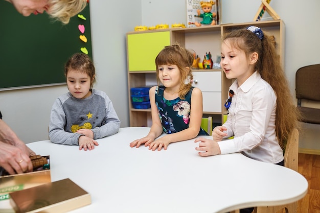 MINSK WIT-RUSLAND JANUARI 2020 leerlingen in de klas voor de ontwikkeling van kinderen