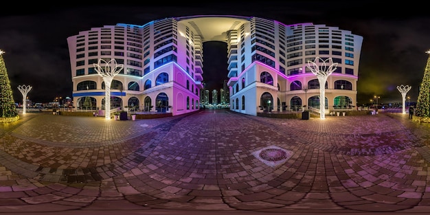 MINSK WIT-RUSLAND JANUARI 2020 volledig naadloos bolvormig hdri-nachtpanorama 360 nabij boog tussen gebouwen met meerdere verdiepingen van woonwijk met neonlicht in ramen in equirectangular projectie