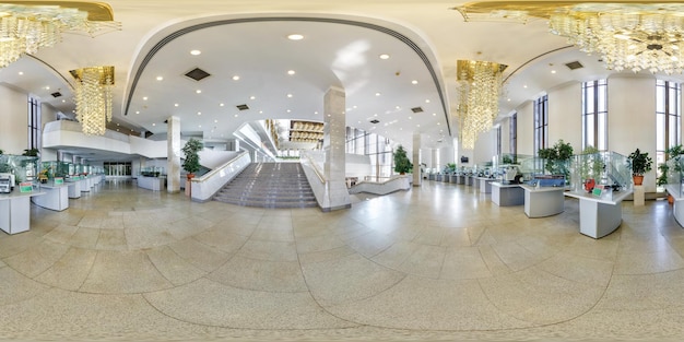 MINSK WIT RUSLAND JULI 2016 volledig naadloos panorama 360 graden hoekmening in interieur van luxe lege hal met prachtige enorme kroonluchter in equirectangular projectie skybox VR-inhoud