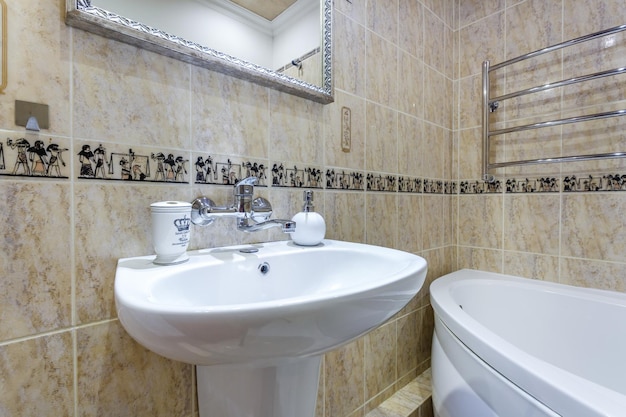MINSK WIT RUSLAND JULI 2020 Keramische Waterkraan spoelbak met kraan met zeep en shampoo dispensers in dure loft badkamer of keuken