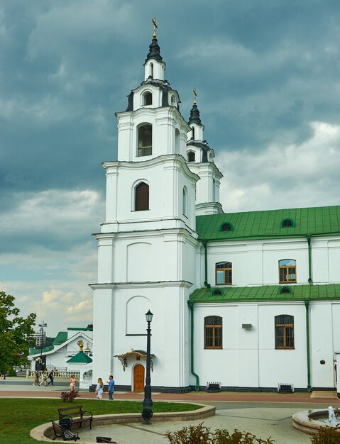 Minsk, Wit-Rusland. Kathedraal van de Heilige Geest, zomerseizoen, zonsondergang, 12 augustus 2019