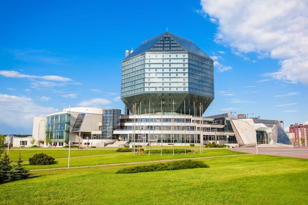 MINSK, WIT-RUSLAND - MEI 06, 2016: De Nationale Bibliotheek van Wit-Rusland is een copyrightbibliotheek van de Republiek Wit-Rusland. Het is nu gevestigd in een nieuw gebouw van 72 meter hoog in Minsk, Wit-Rusland.