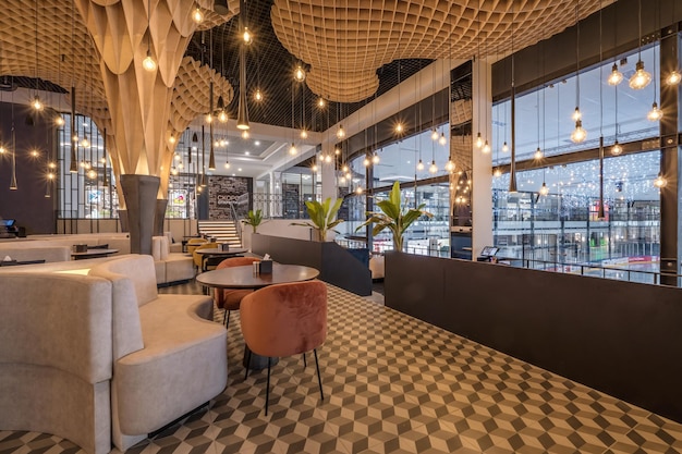 MINSK WIT RUSLAND MEI 2018 designplafond in feestzaal met toestellen in een elite luxe restaurant met intieme verlichting