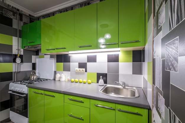 MINSK WIT RUSLAND MEI 2020 Interieur van de moderne luxe keuken met gastentafel in studio-appartementen in minimalistische stijl met groene kleur