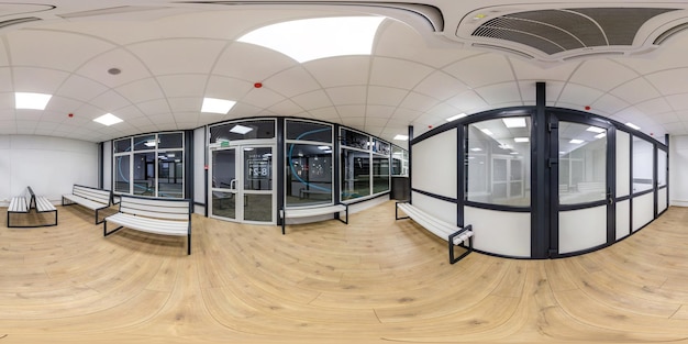 MINSK WIT RUSLAND MEI 2020 Volledig naadloos hdri-panorama 360 in lege wachtkamer met banken in equirectangular projectie voor VR AR-inhoud