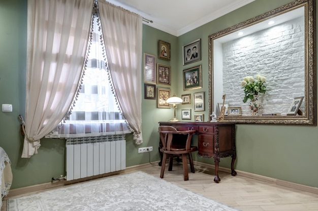 MINSK WIT RUSLAND MEI 2021 Interieur van vintage studeerkamer met werkplek in studio-appartementen in donkergroene kleurstijl