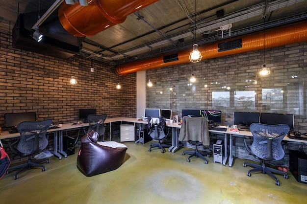 MINSK WIT-RUSLAND OKTOBER 2015 interieur van werkkamer in moderne coworking in loftstijl
