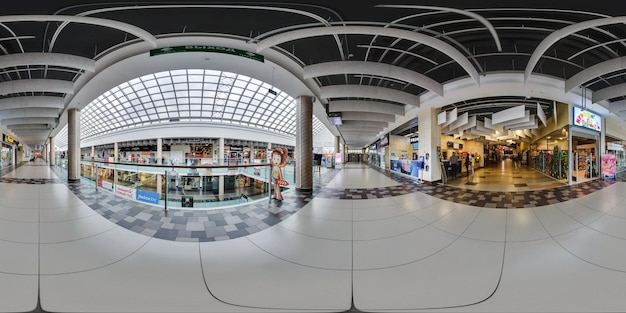 MINSK WIT RUSLAND OKTOBER 2015 volledig naadloos panorama 360 graden hoekmening in hal van modern handelscentrum met meerdere verdiepingen in equirectangular bolvormig panorama skybox vr ar inhoud