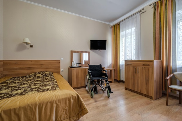 MINSK WIT RUSLAND OKTOBER 2020 Interieur van de slaapkamer met rolstoel in appartementen of hotel voor mensen met een handicap gehandicapten ouderen zwangere vrouwen