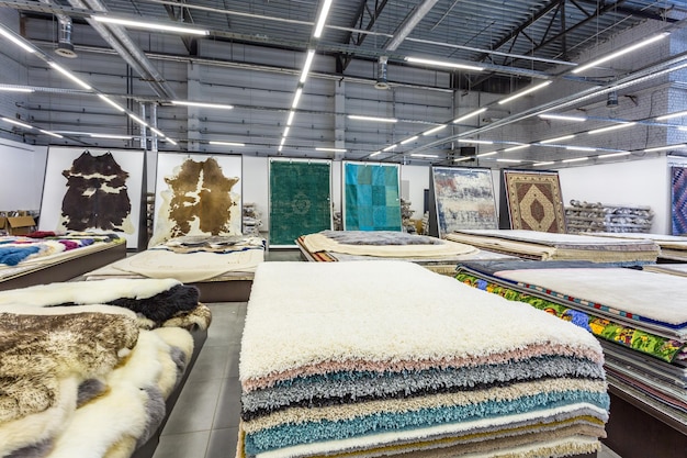 MINSK WIT-RUSLAND SEPTEMBER 2019 binnenkant van elite winkel van machinaal gebreide handgemaakte tapijten