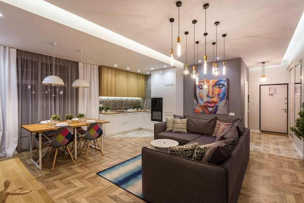 MINSK WIT-RUSLAND SEPTEMBER 2019 Interieur van de moderne luxe gastenkamer in studio-appartementen in bruine lichte kleurstijl