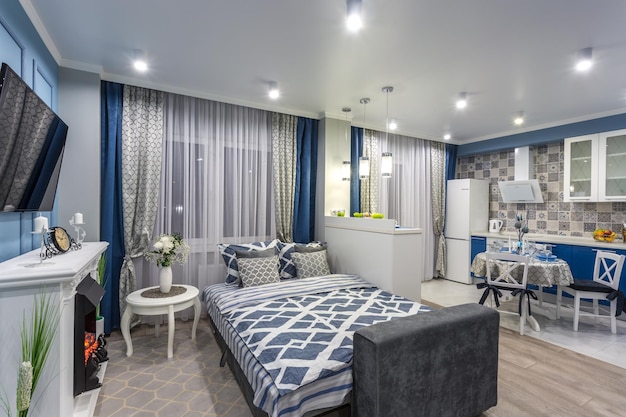 MINSK WIT-RUSLAND SEPTEMBER 2019 Interieur van de moderne luxe gastenkamer of slaapkamer in studio-appartementen in blauwe lichte kleurstijl