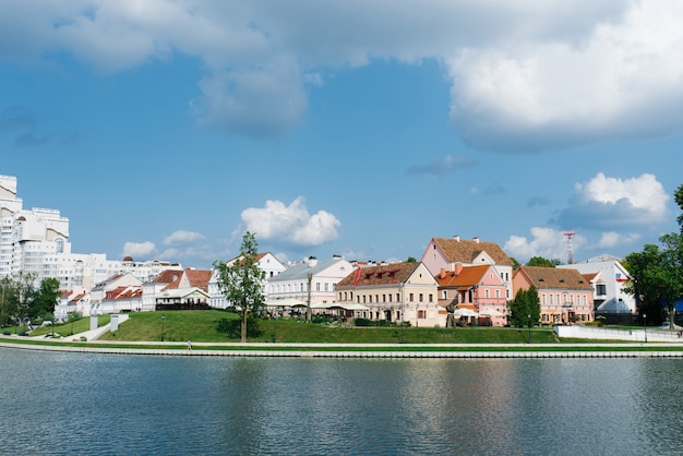 Minsk, Wit-Rusland. Uitzicht op de voorstad Trinity en de rivier de Svisloch