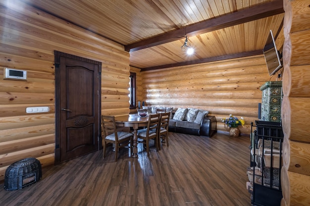 MINSkBELARUS APRIL 2021 interieur van woonkamer in houten rustiek huis