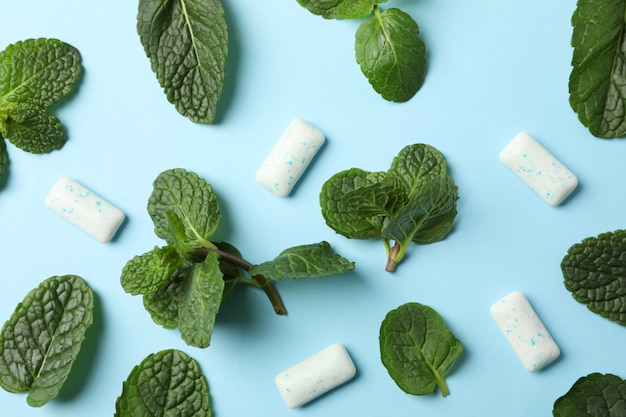 Menta e gomma da masticare sulla vista blu e superiore