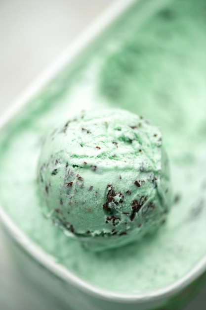 Foto gelato alla menta con gocce di cioccolato