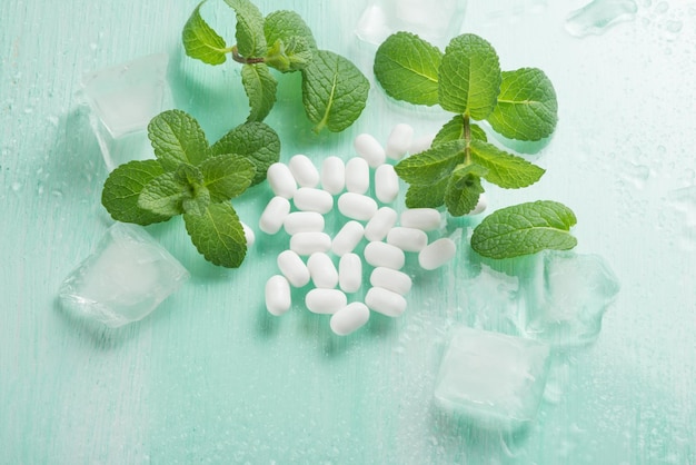 Mint dragee with mint and ice