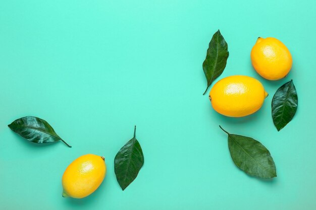Зеленая мята со спелыми лимонами.