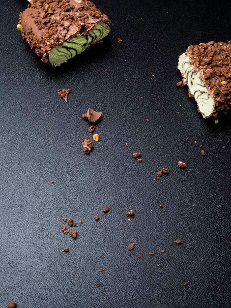 Foto gelato al pistacchio alla menta con fuoco selettivo sullo sfondo di pietra scura al cioccolato