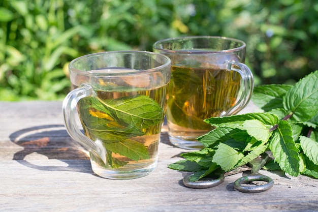 Foto tè alla menta in bicchieri all'aperto