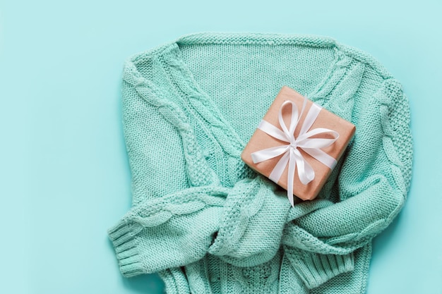 Mintgroene pullover met geschenkdoos zero waste versierd Vakantieconcept