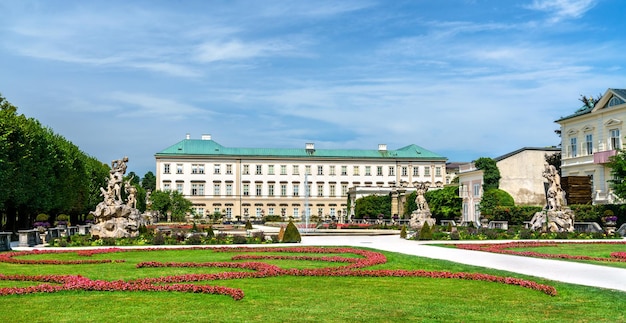 Дворец мирабель историческое здание в зальцбурге, австрия