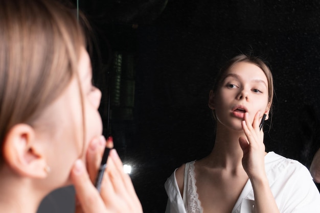Foto specchio attraente in posa eleganza ritratto trucco femminile acconciatura riflessione studio modello bellezza
