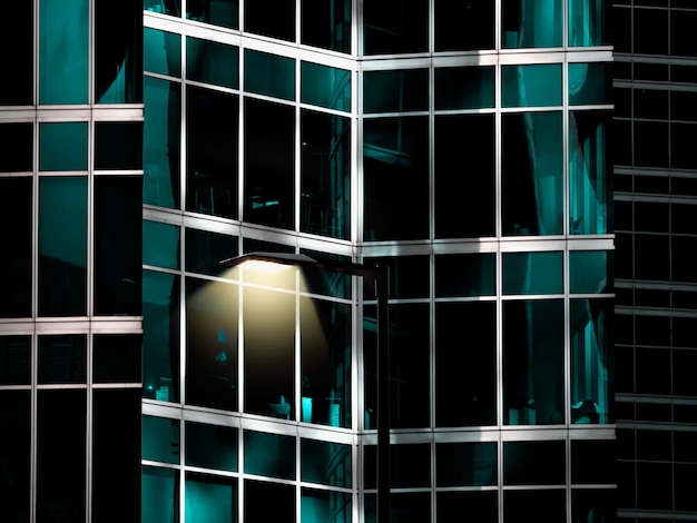램프와 건물의 거울 큐브 조각.