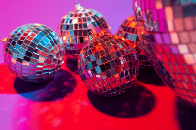 Photo mirror party balls put on table close up