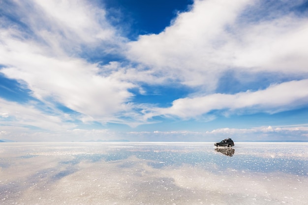 볼리비아 Altiplano, Salar de Uyuni 소금 평원의 거울 표면