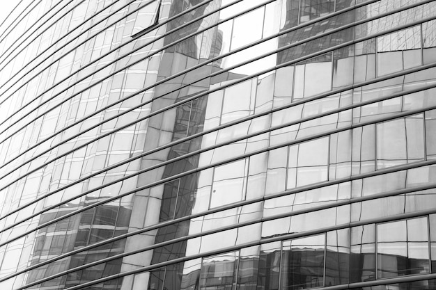 Зеркальная поверхность Небоскреб современная городская архитектура Современная архитектура здания Небо отражает зеркальные стеклянные окна Архитектурная концепция Бизнес-центр Абстрактный фон Коммерческое здание