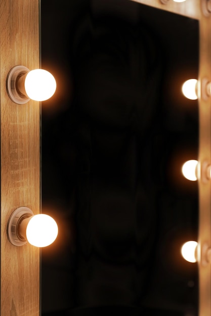 Foto specchio con lampade in una moderna stanza di trucco