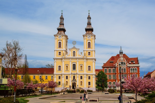 MISKOLC - 15 апреля: Церковь всех святых в центре города в стиле барокко 15 апреля 2017 года в Мишкольце, Венгрия.