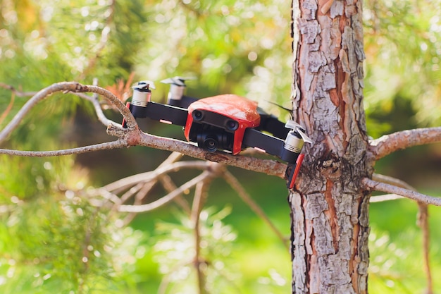 Mislukte drone crash op de boom en viel met gebroken been en bekrast op het deksel.