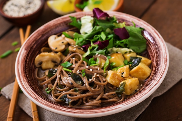 Miso en Soba noedelsoep met geroosterde tofu en champignons