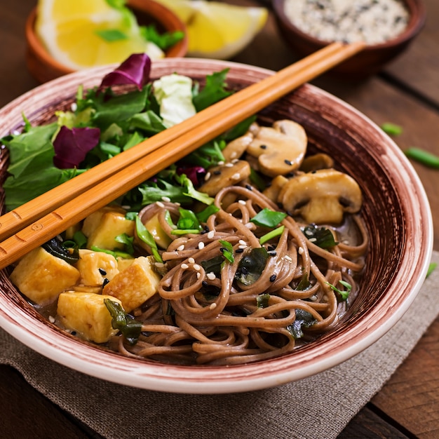 Miso en Soba noedelsoep met geroosterde tofu en champignons