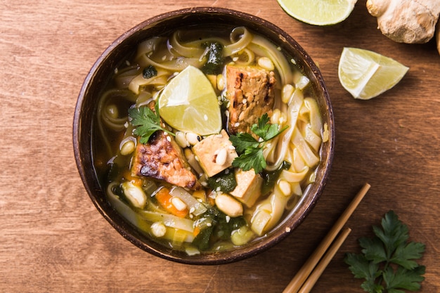 Zuppa di noodles asiatici ramiso di miso con tempeh o tempe in una ciotola.