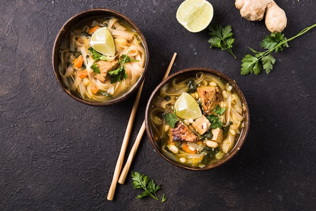 Мисо Рамэн Азиатский суп с лапшой с темпе или темпе в миске.