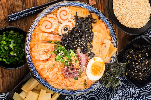 Miso ramen tagliatelle asiatiche conï¼œ tagliatelle fritte con salsa di seppie