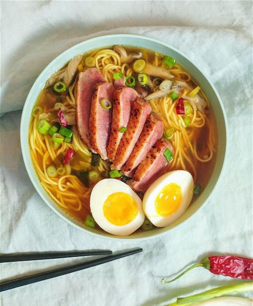 Foto miso ramen op een witte schaal