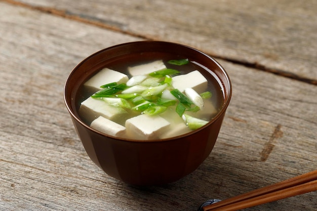 사진 미소시루 또는 미소 수프 (미소시루) 는 다시 스과 미소 페이스트와 토푸로 만든 일본 전통 수프이다.