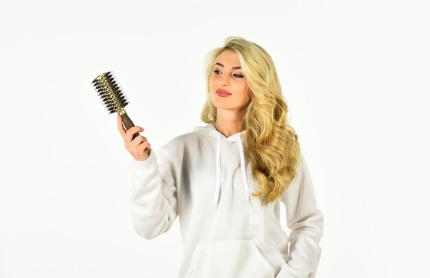 Misschien vind je dit ook leuk Stylist krullend haar mannequin vrouw Mooie blonde vrouw Meisje met prachtig gezond haar Haarborstel gebruiken voor perfecte krullen Meisje verzorging van kapsel Mode en schoonheid