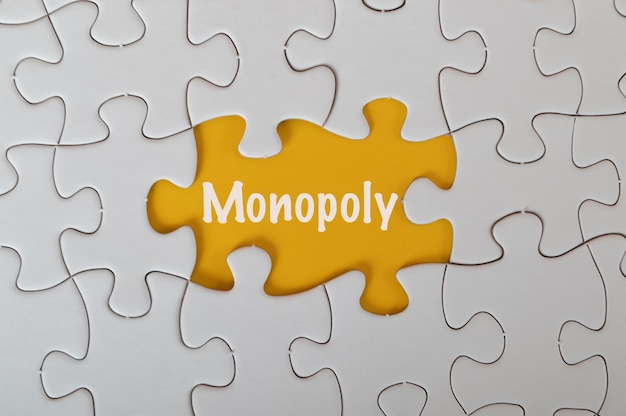 Отсутствует головоломка с текстом MONOPOLY, выделенным на желтом фоне