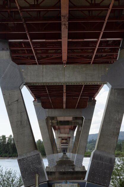 Missione ponte sul fiume fraser durante la soleggiata e nuvolosa giornata primaverile